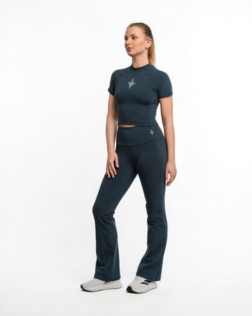 Ensemble Crop Top + Flared Leggings
